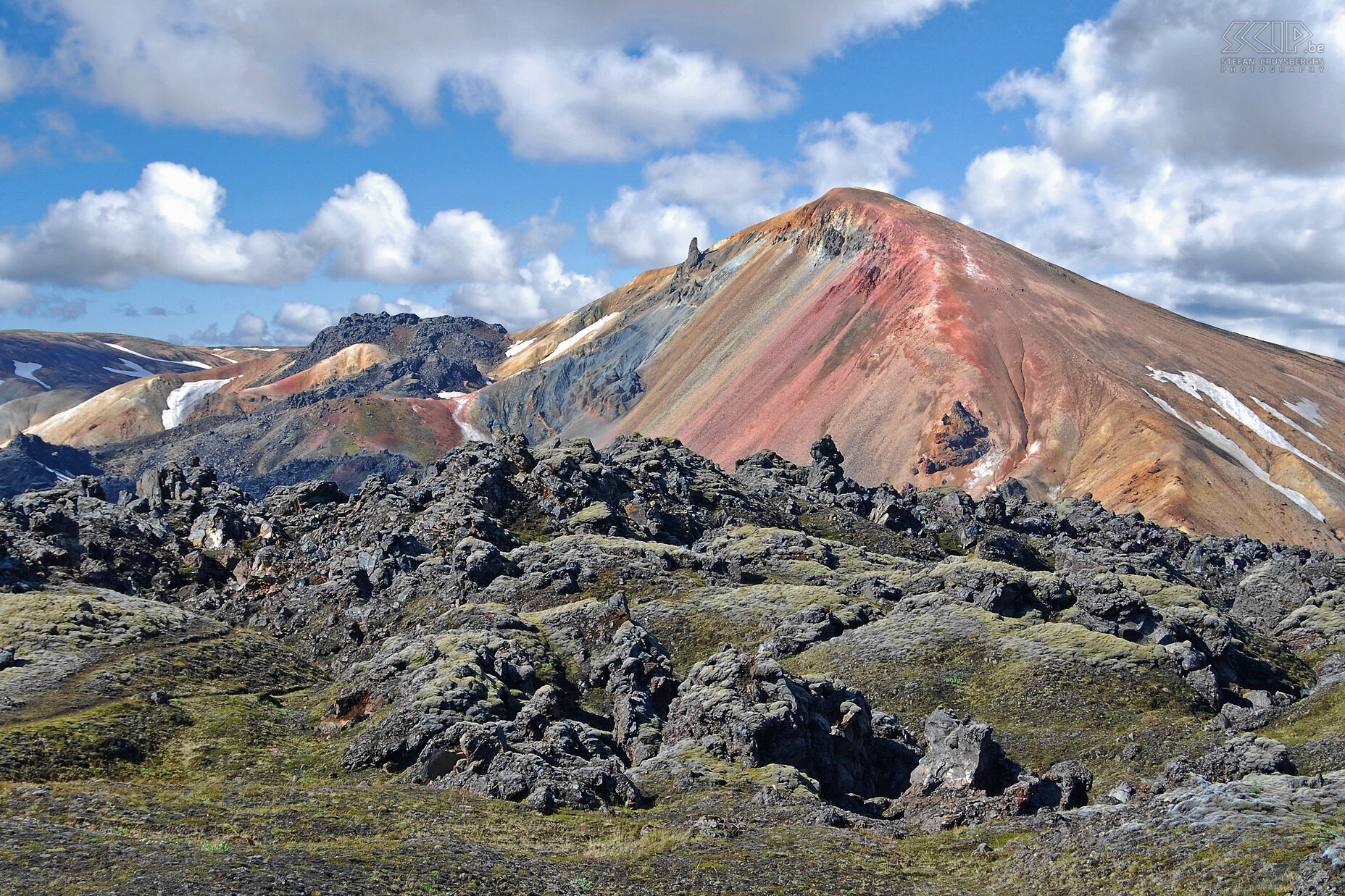 To Hrafntinnusker - Laugahraun The Laugavegur (thermal spring road) is a 4-day hiking trip from Landmannalaugar to Þórsmörk. The first day we walked over lava fields, rhyolite mountains, snowy fields and along thermal springs to the Hrafntinnusker hut. Stefan Cruysberghs